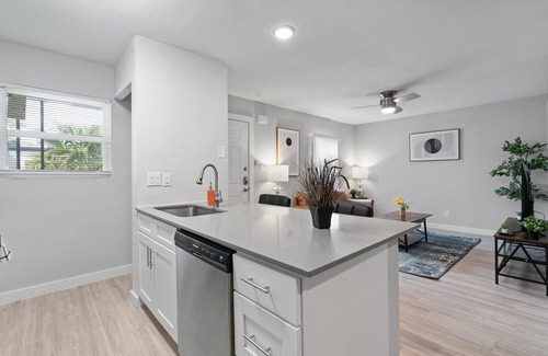 Hyde Park Apartment | Modern 2BR Near UT Hyde Park Evonify