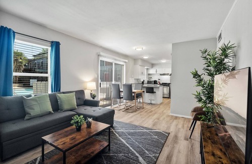 Hyde Park Apartment | Modern 2BR Near UT Hyde Park Evonify
