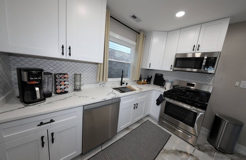 Oak Lawn House | Modern 2BR Oak Lawn Home - Easy Commute to Chicago, Perfect for Longer Stays