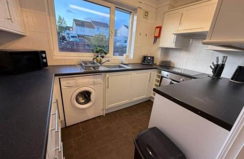 Banknock Apartment | Modern 2BR Sleeps 4 Central Scotland with Parking
