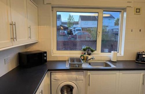 Banknock Apartment | Modern 2BR Sleeps 4 Central Scotland with Parking