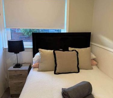 Banknock Apartment | Modern 2BR Sleeps 4 Central Scotland with Parking