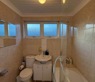 Banknock Apartment | Modern 2BR Sleeps 4 Central Scotland with Parking