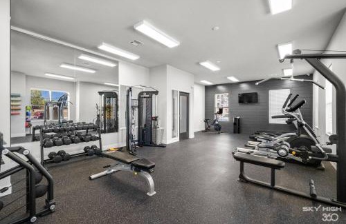 Rogers Apartment | Modern 2br2ba Aptnear Walmart Campus & Hospital