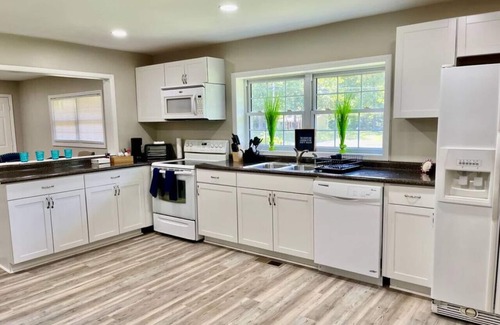 High Point House | Modern 3 Bdrm Private Home in Heart of High Point
