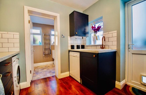 Poole House | Modern 3 bed w/garden, nr beach