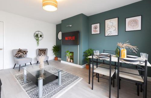 Chapeltown House | Modern 3 Bedroom Property 6 Beds Pet Friendly with Parking