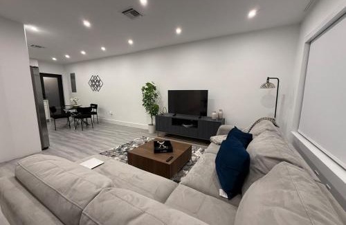 The Roads House | Modern 3BR-3 Bath Home near Calle 8 & Brickell 1GB Wi-Fi Speed