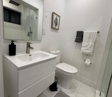 The Roads House | Modern 3BR-3 Bath Home near Calle 8 & Brickell 1GB Wi-Fi Speed