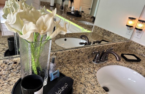MacGregor House | MODERN 3BR 3 BATH TOWNHOME DWNTWN Htx
