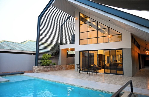 Victoria Falls House | Modern 4-bedroom house in enchanting Victoria Falls with AC, Pool & WiFi