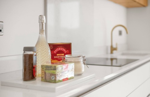 Coulsdon West Apartment | Modern 4BR Home, Ideal for Long Stays & Relocation