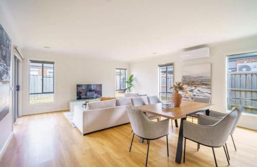 Clyde House | Modern 4BR near Parks & Shops Family Friendly