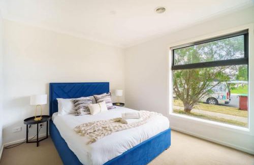 Clyde House | Modern 4BR near Parks & Shops Family Friendly