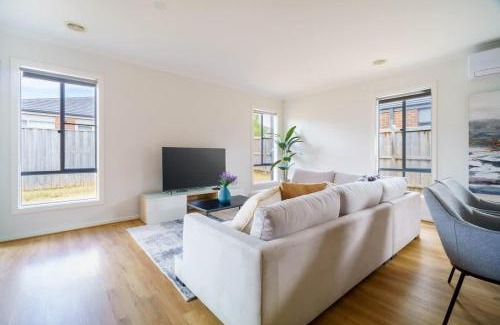 Clyde House | Modern 4BR near Parks & Shops Family Friendly