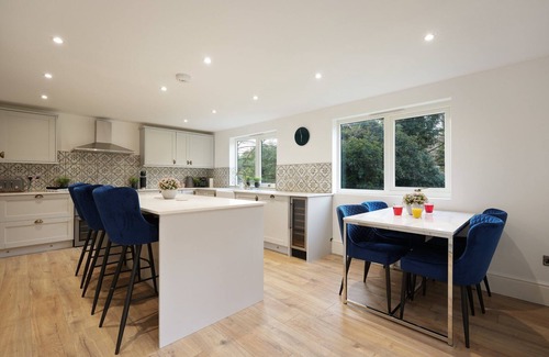 Knowsley Apartment | Modern 5BR Victorian Home in Liverpool