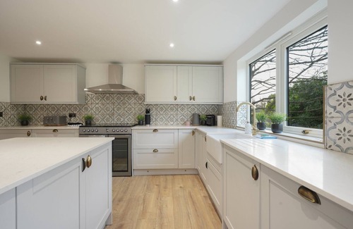 Knowsley Apartment | Modern 5BR Victorian Home in Liverpool