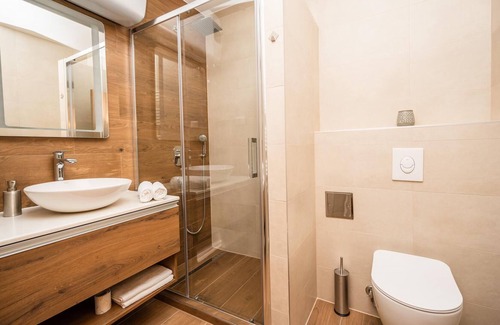 Old Town Apartment | Modern and Bright Studio - Main Street