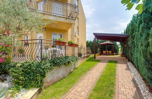 Rosini Apartment | Modern and fully equipped apartment with a private garden near Porec