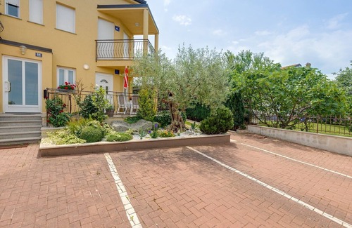 Rosini Apartment | Modern and fully equipped apartment with a private garden near Porec