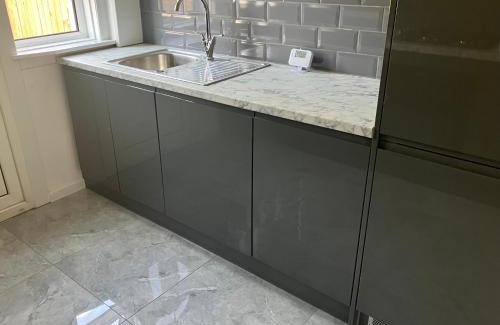 Anniesland Villa | Modern and stylish 3 bedroom 2 bathroom west end house with Free WiFi and parking