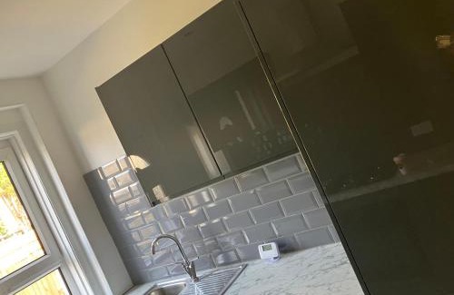 Anniesland Villa | Modern and stylish 3 bedroom 2 bathroom west end house with Free WiFi and parking