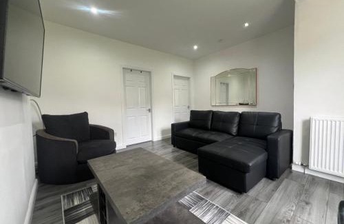 Anniesland Villa | Modern and stylish 3 bedroom 2 bathroom west end house with Free WiFi and parking