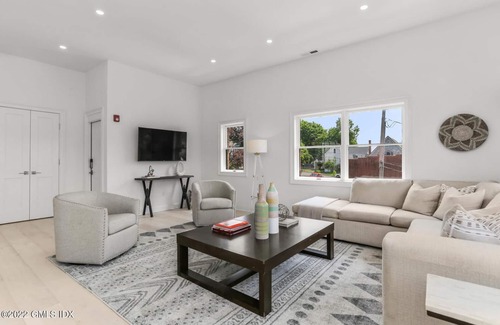 Port Chester Condo | Modern Apartment 5 min from train/beach Greenwich