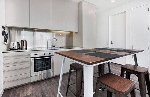 Auckland Central Business District Apartment | Modern apartment overlooking Victoria Park with Aircon and Carpark