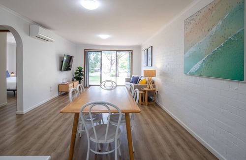 Surf Beach House | Modern Beachside Comfort 3 Minutes to the Beach