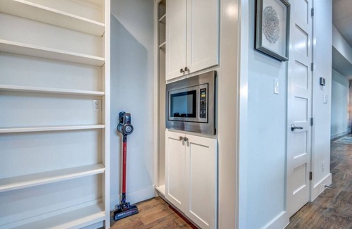 Old East Dallas House | Modern Biz-Friendly Duplex mins to DT/Convention Center W/Ping Pong & More!