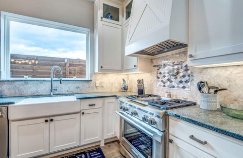 Old East Dallas House | Modern Biz-Friendly Duplex mins to DT/Convention Center W/Ping Pong & More!