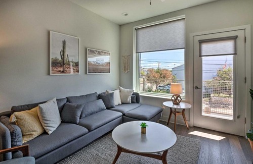 East Cesar Chavez Apartment | Modern Chic Condo with Balcony and Pool, Walk to Downtown