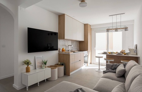 Seixal Apartment | Modern Coastal Apartment with Hot Tub