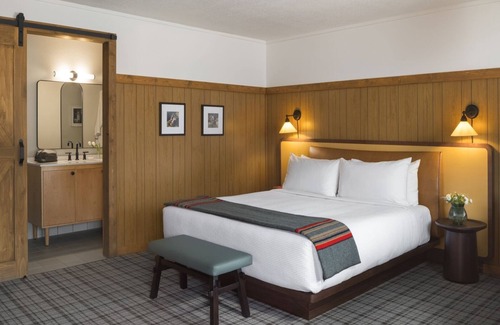 Jackson Hotel | Modern Comforts at Rustic Lodge w/Lively Saloon & Social Courtyard