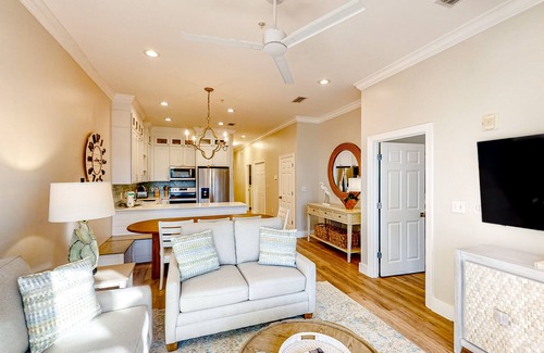 Seagrove Beach Condo | Modern condo with pool access, screened balcony, W/D, & bikes - close to beach