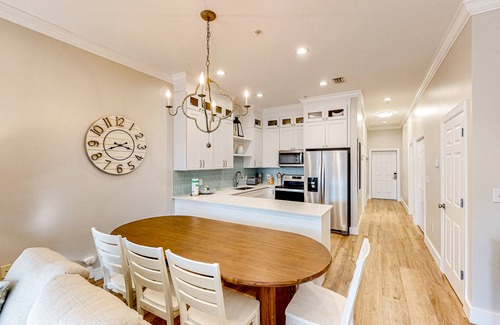 Seagrove Beach Condo | Modern condo with pool access, screened balcony, W/D, & bikes - close to beach