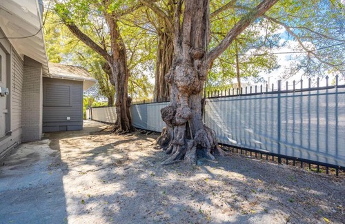 Little Haiti House | Modern & Cozy 5BD House in Buenavista/DesignDistrict