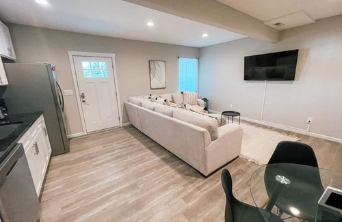 Concord House | MODERN & COZY CONCORD ESCAPE 2BR/1BTH APT