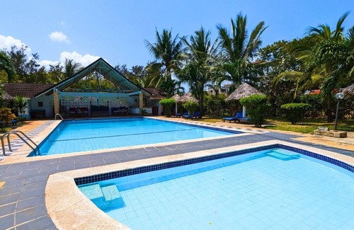 Diani Beach Apartment | Modern Diani studio near Carrefour with pool; AC use via guest-paid tokens.nnnn