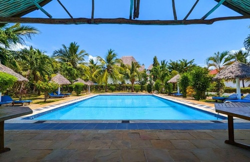 Diani Beach Apartment | Modern Diani studio near Carrefour with pool; AC use via guest-paid tokens.nnnn