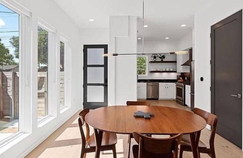 Cherrywood House | Modern East Austin Retreat – Walk to Dining, Bars & UT!