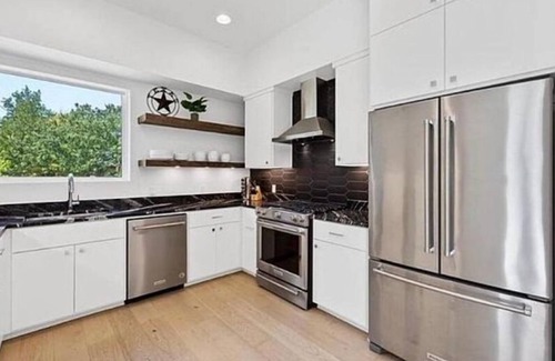 Cherrywood House | Modern East Austin Retreat – Walk to Dining, Bars & UT!