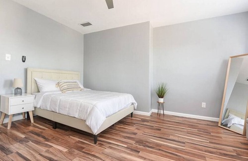 South Side Slopes House | Modern & Elegant Retreat on Monastery I 3BR