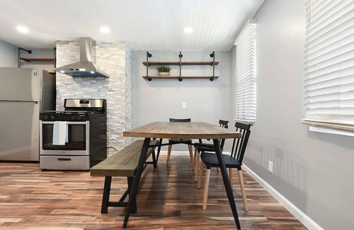 South Side Slopes House | Modern & Elegant Retreat on Monastery I 3BR