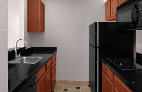 Downtown Hotel | Modern Extended Stay in Campbell – Full Kitchen! Balcony, Free Parking!