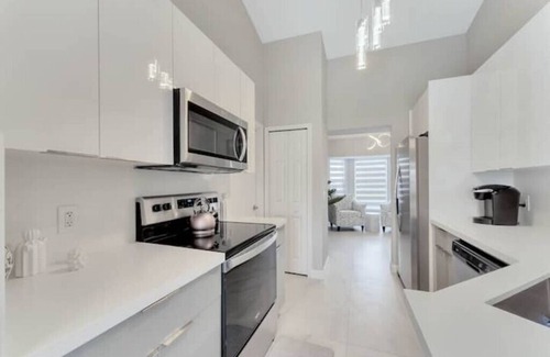 Sunridge Woods House | Modern Family Home Near Disney - Pool & Lake View