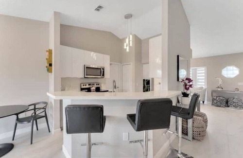 Sunridge Woods House | Modern Family Home Near Disney - Pool & Lake View