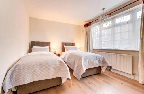 Cleveland Apartment | Modern flat near Pitshanger Park