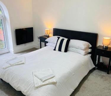 Smethwick Apartment | Modern flat with free parking close to Birmingham Centre
